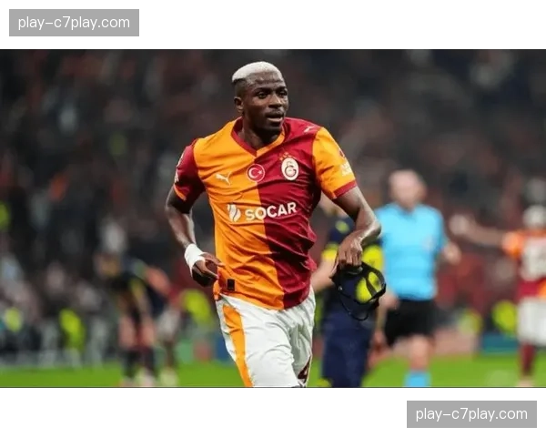 速报：奥斯梅恩帽子戏法，那不勒斯4-2战胜萨索洛