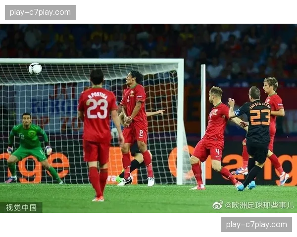 热身赛冲突瞬间：葡萄牙C罗与荷兰队范戴克顶牛对峙，裁判及时介入